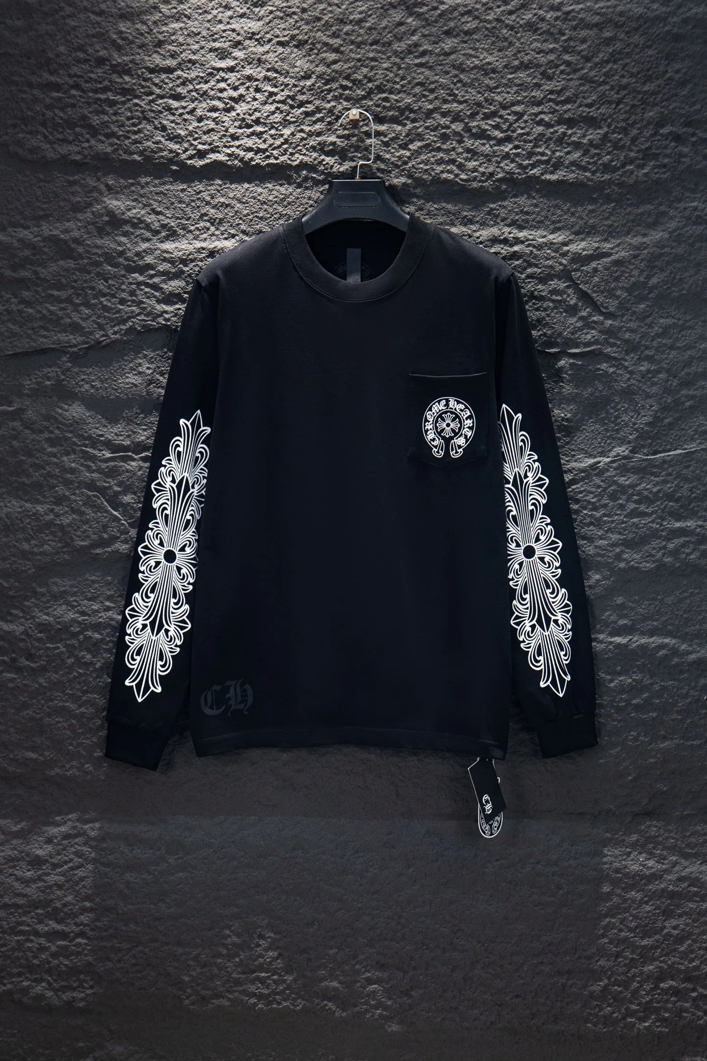 P220 🆕 Chrome hearts limited edition 300g. It is different from the low weight in the market. The os version is really charming. Chrome hearts are really unique. Each season's new version is the best. It is very practical and can be worn casually. Nice✔️ - ⚠️100% cotton. Made of 26-count double yarn and 300-gram pure cotton fabric. Made from imported knitting needle carded cotton, the thickness is moderate, drapey and contoured, making the upper body comfortable! ! It is very tolerant to fat body types and can instantly lose five pounds after wearing it!  The front cuffs and back chest are made of direct-injection printing environmentally friendly glue material, using a mechanized printing process. Mechanical printing has high precision, the positioning accuracy can reach ±0.02mm, and the quality is stable.  The neck strap is made of pure cotton and is cut from one piece. It has no color difference and will not deform. The body of the garment is treated with printing elements on both sides, which greatly increases the interest of the clothing; it has a unique visual effect. The special washing effect creates a unique distressed effect. In the past two years, the oversize version has become the focus of the trend and has been a popular staple in the past two years. The change of designers has made this brand an instant hit. The progress of the times also requires the blood impact of fresh elements and trendy designs to continue the glory! It’s stylish both inside and outside, a must-have for high street travel! An absolute "eye-catching style" that can match couples 💏 Color: Black White Size: S M L XL